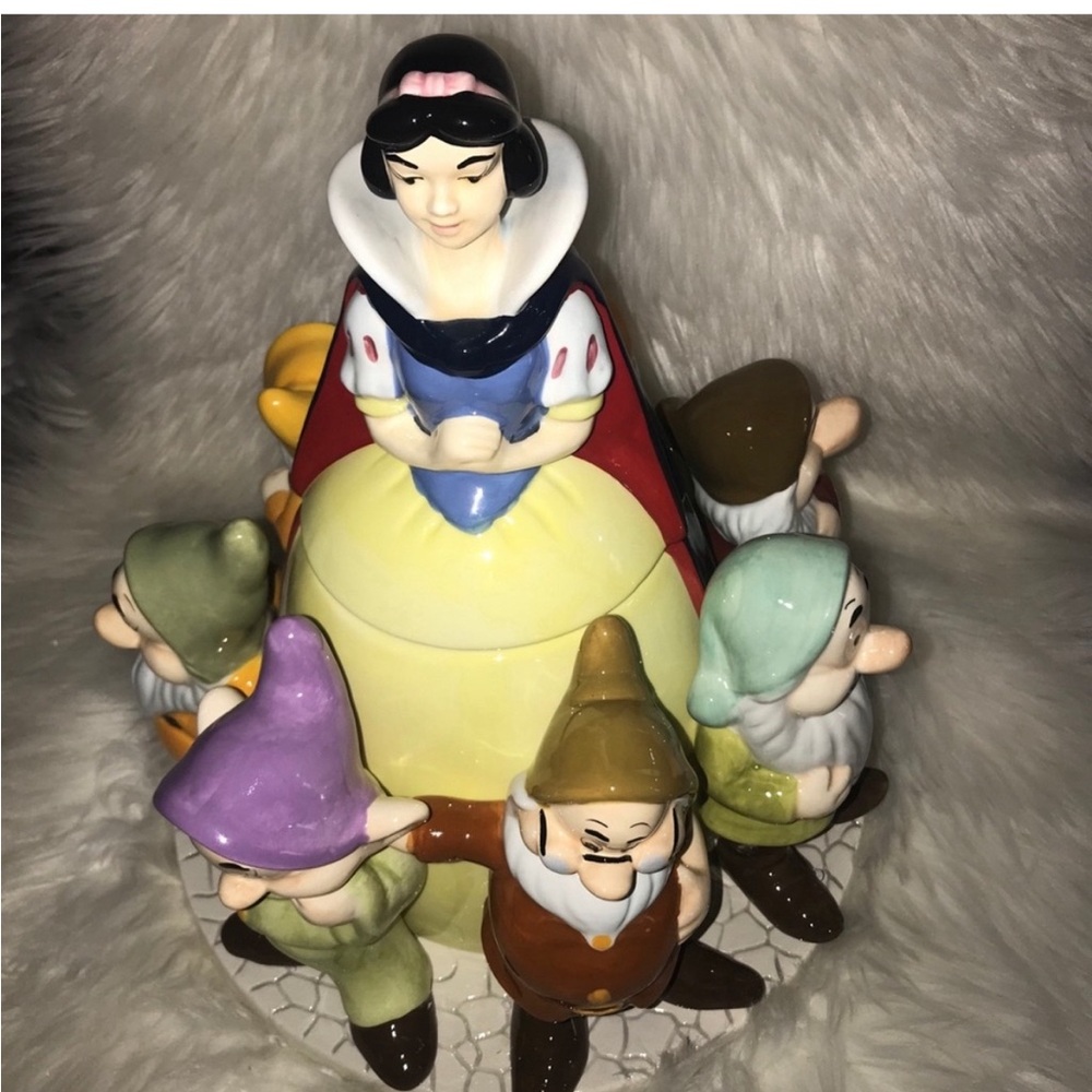 Disney Snowwhite and the seven dwarfs very lare cookie jar new in box